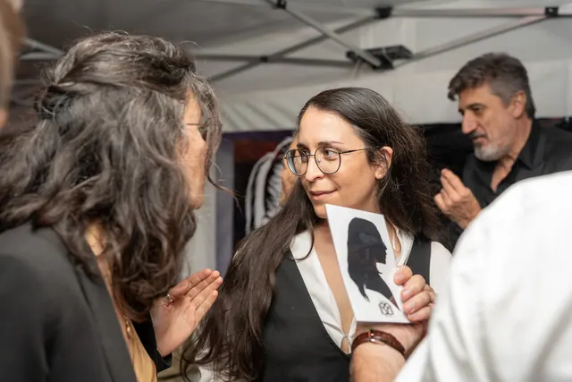 Convidadas descobrem e comparam os retratos em silhueta recortados durante a festa