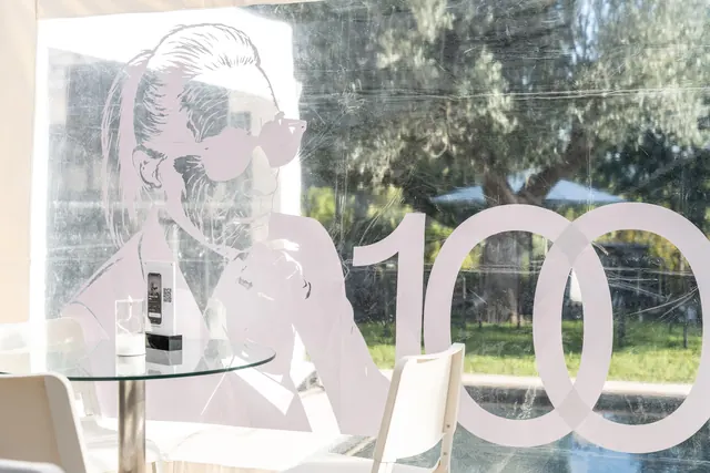 Decoração da festa: um grande «100» e a silhueta de Mémé de óculos escuros, a preto e branco