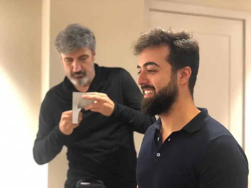 Visitantes de uma feira em fila para uma animação stand feira com silhuetas ao vivo