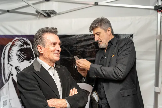 Igor Kucinic, silhuetista, recorta com a tesoura o retrato de perfil de um convidado debaixo da tenda da festa dos 100 anos
